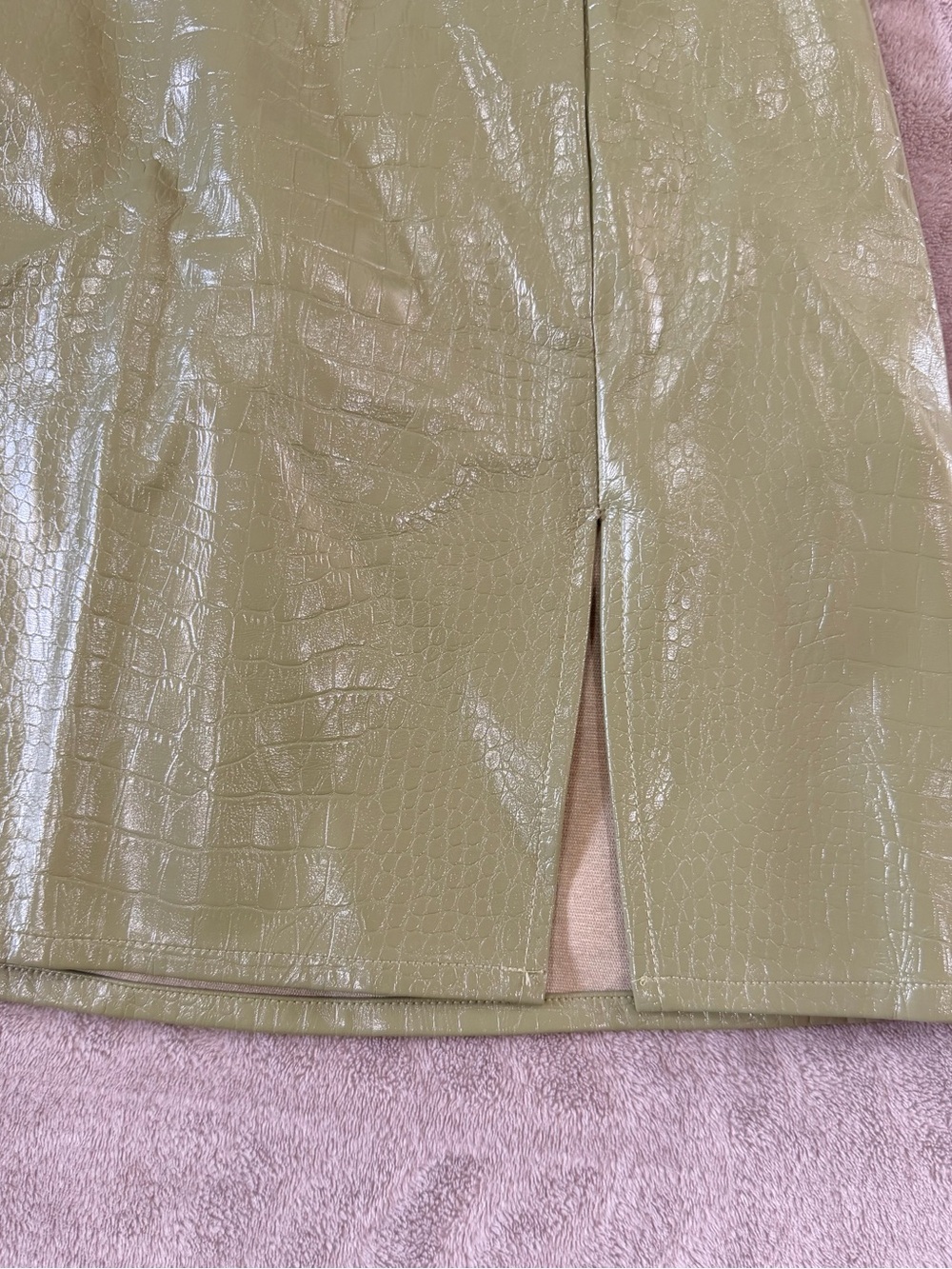 Princess Polly Green Faux Croc Leather Mini Skirt with Front Slit Size 6 Edgy - Picture 3 of 9